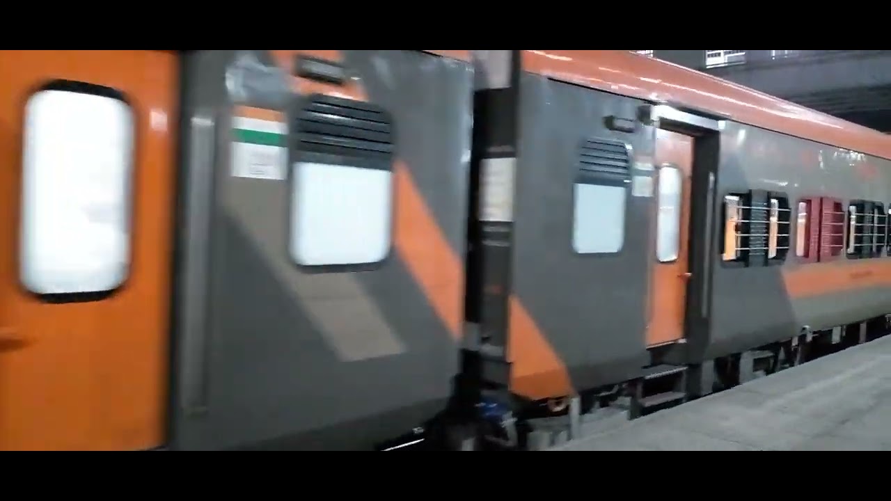 13698 Delhi- Gaya Amrit Bharat Express Arrived at  Prayagraj Jn PF No- 04