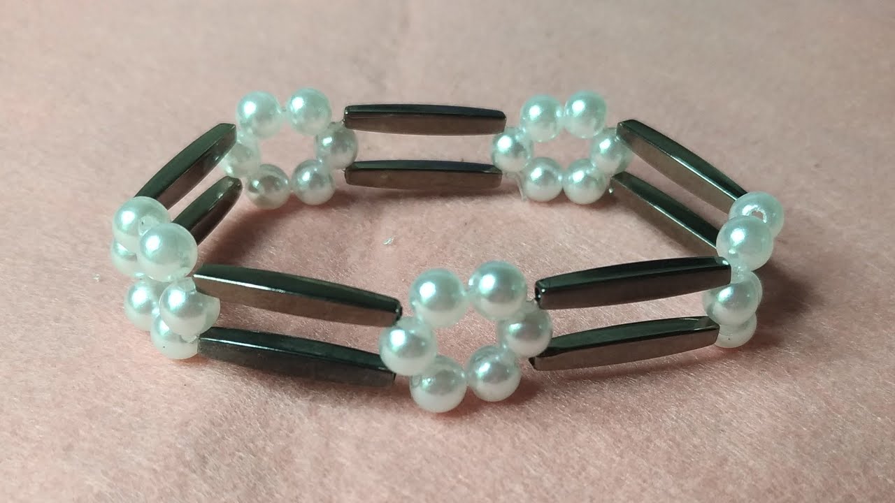 Pulseira com canutilhos metálico e pérolas