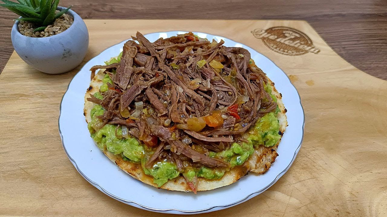 ♨️ La más deliciosa arepa con carne desmechada, te encantará 😋