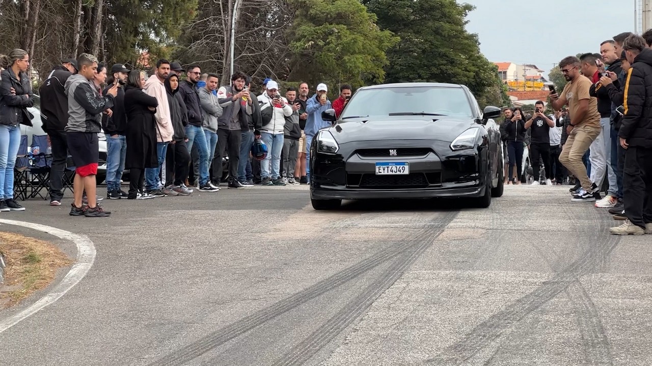 NISSAN GTR SOLTANDO FOGO E ACELERANDO