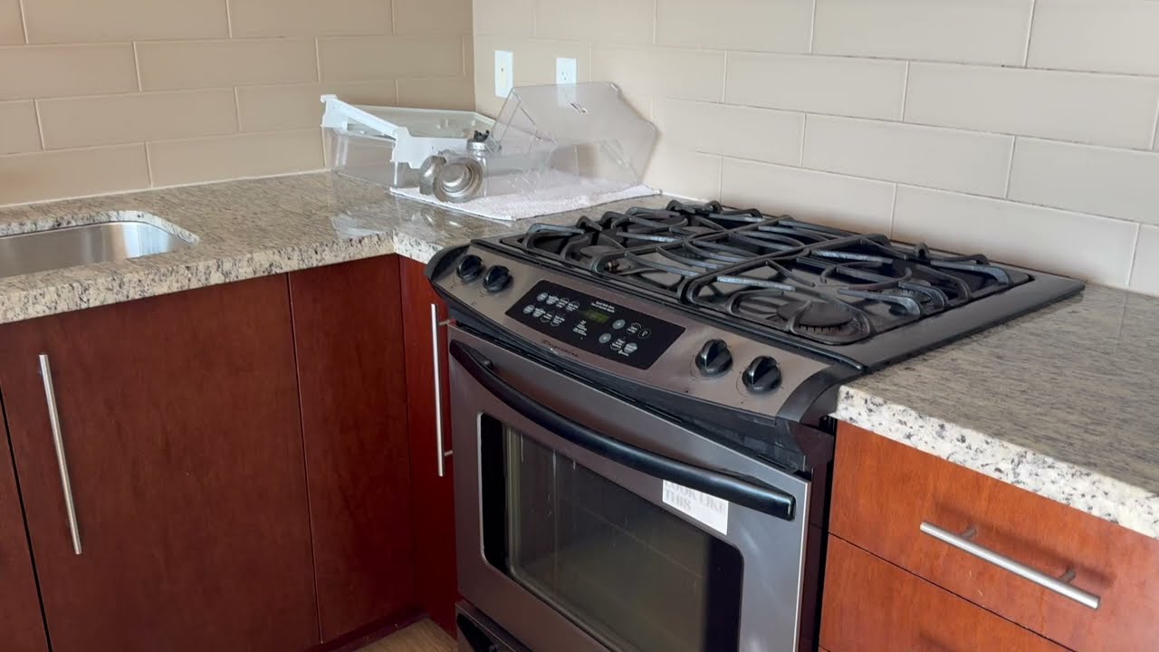 Versante - 606sf 1 Bed w/ Parking & Locker 1 Block from Lansdowne Station