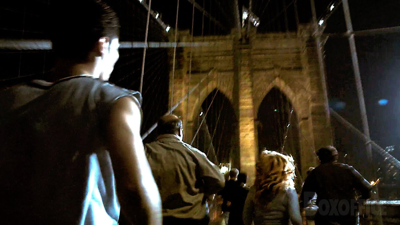 Le monstre extra-terrestre détruit le pont de Brooklyn | Cloverfield | Extrait VF