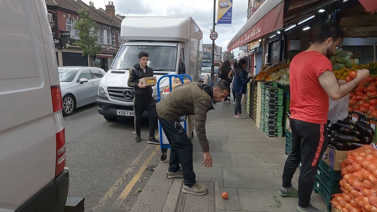 WILLESDEN, Willesden Green – Walm Lane – High Road, on Saturday / London NW2 & NW10 – N063 [4K]