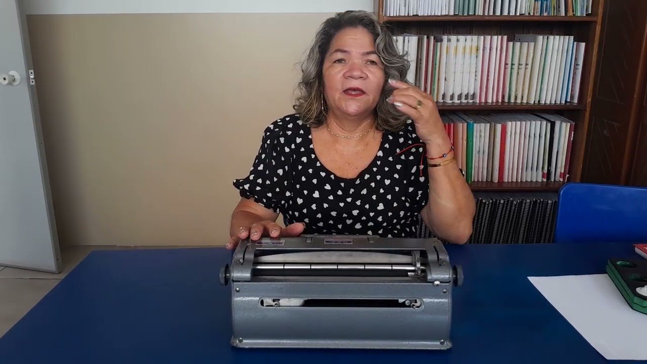 Você conhece a máquina de escrever em Braille? A associação de cego e baixa visão apresenta