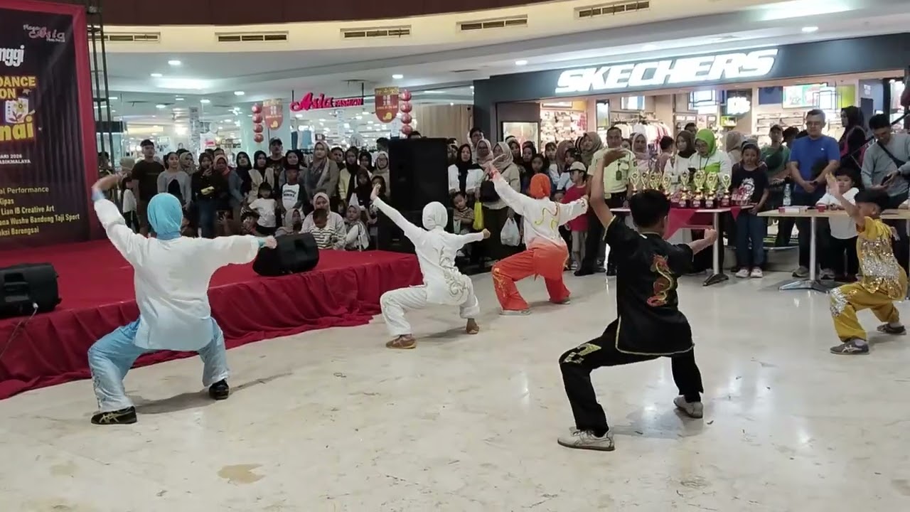 Nonton atraksi wushu di mall