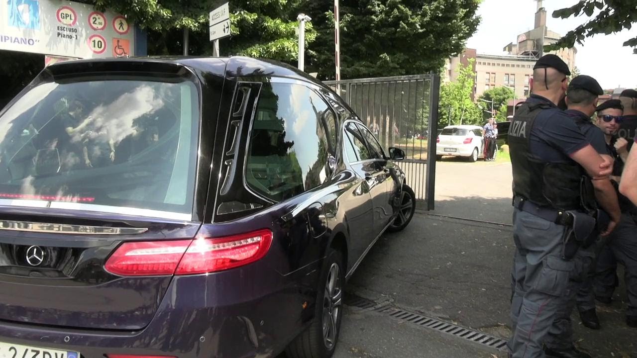 Morte Berlusconi, la salma lascia l'ospedale San Raffaele: è diretta a Arcore