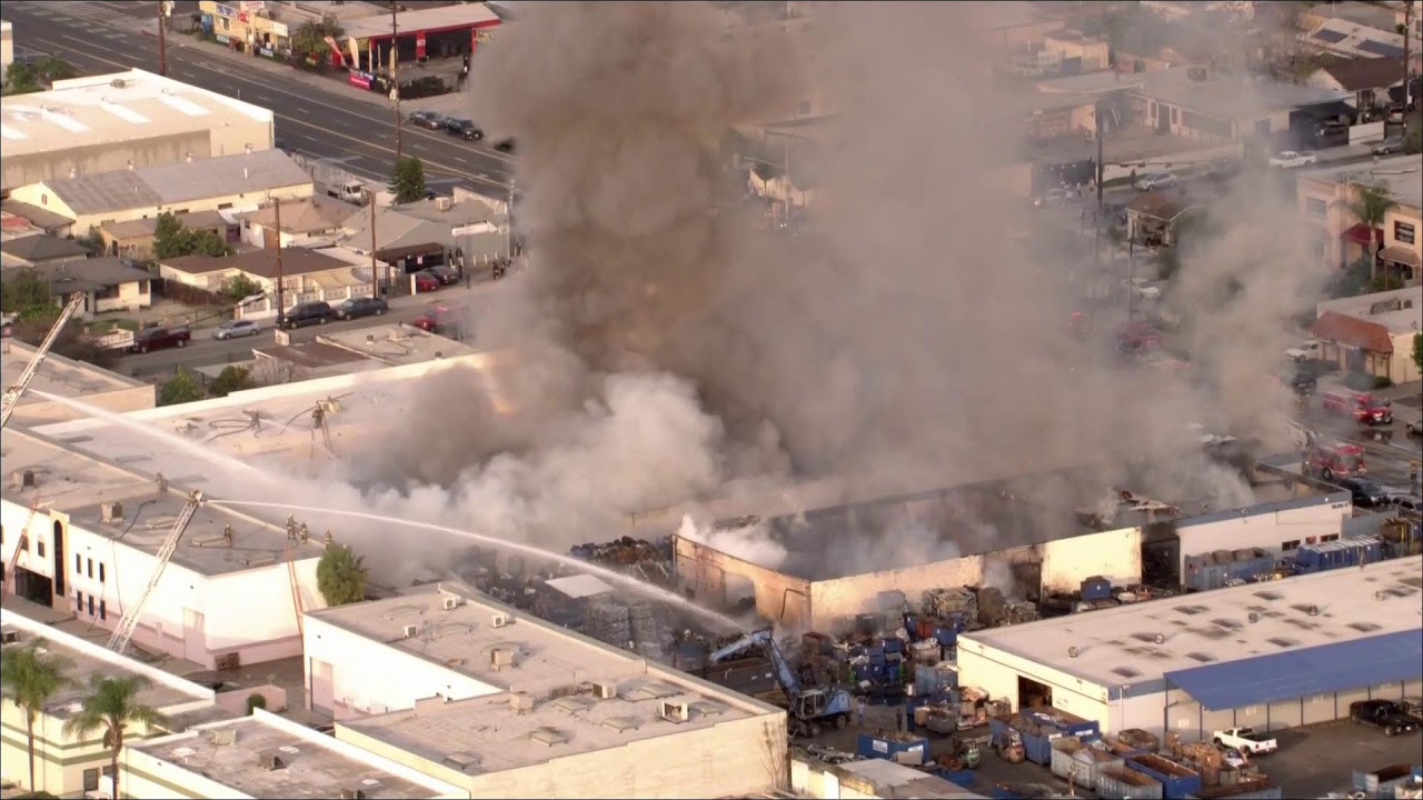 En vivo: Bomberos combaten incendio de un edificio comercial en South El Monte