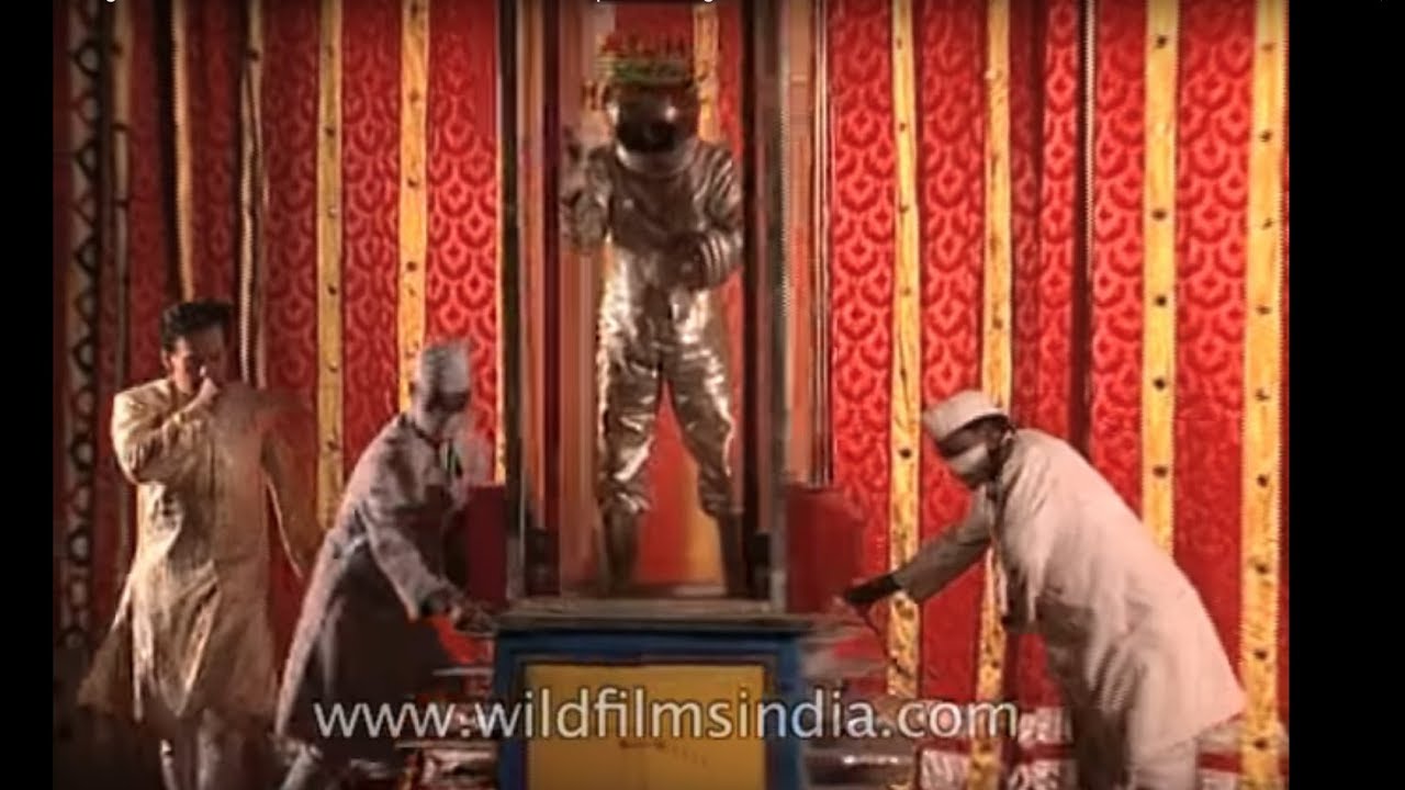 The great Indian magician, P C Sarkar Jr. sends an astronaut to space using 'Atom Divider Machine'