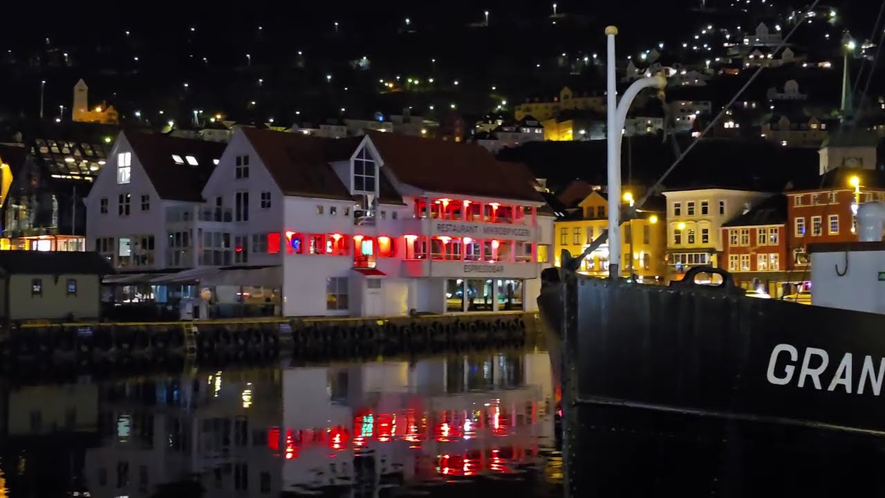 Night Walk in Bergen: Cozy Streets & Harbour Reflections | Norway 🇳🇴 | 2025