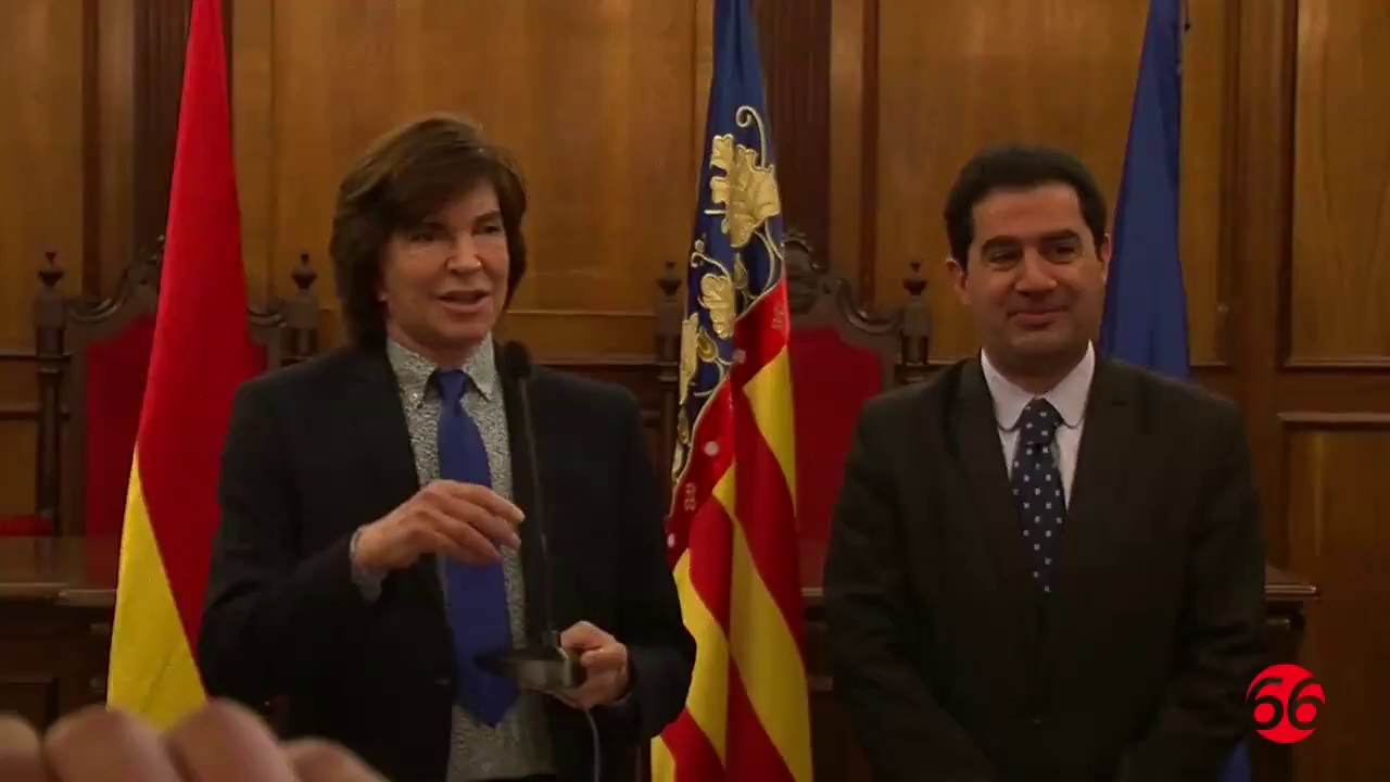 Camilo Sesto firma el Libro de Honor de Alcoy