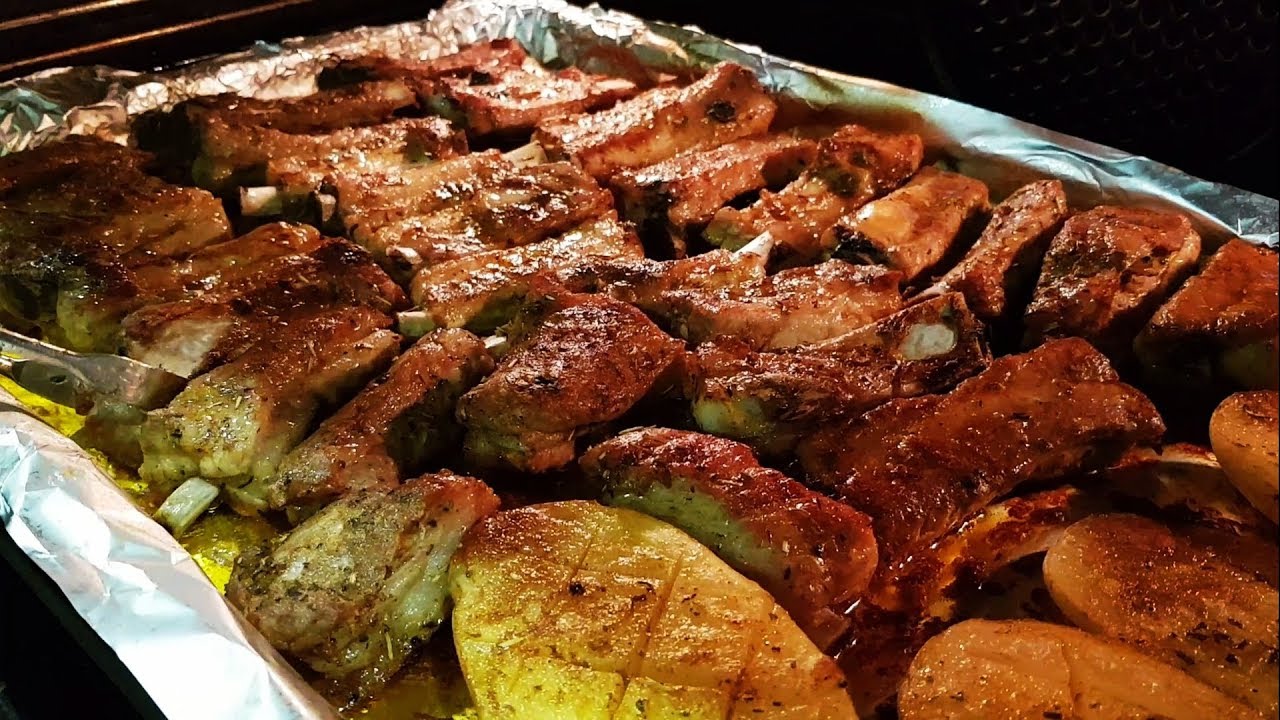 Запеченные свиные ребрышки с картофелем. Сочный и нежный, Мастер Чуф