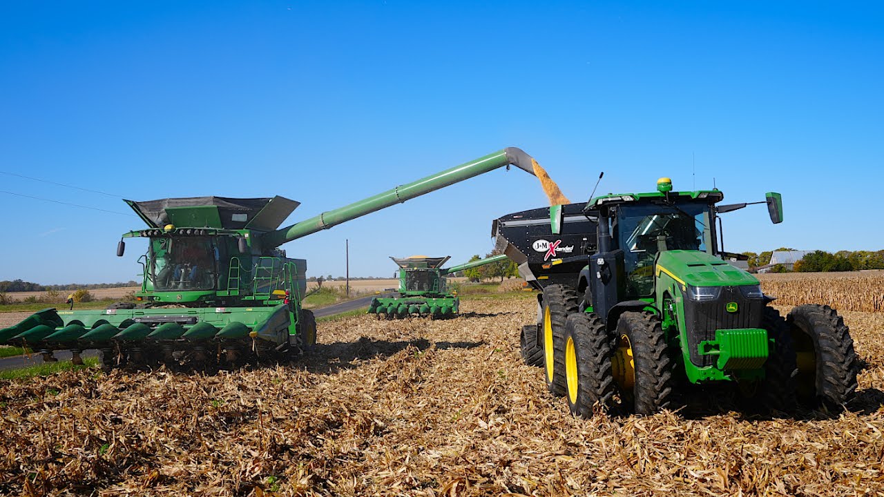 Два комбайна John Deere завалили водителя зерновоза зерном