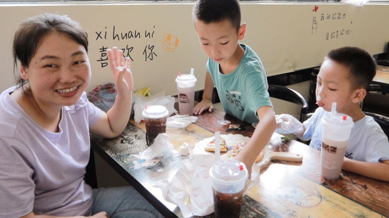難得帶孩子去縣城，滿足孩子去吃披薩，為啥媳婦哈哈大笑
