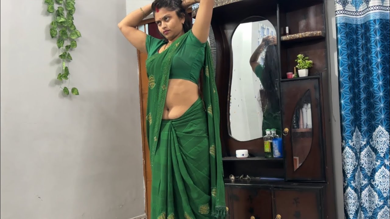 🌺Mai green saree me kaisi dikh rahi hu /navel show blogger@rupaofficial296