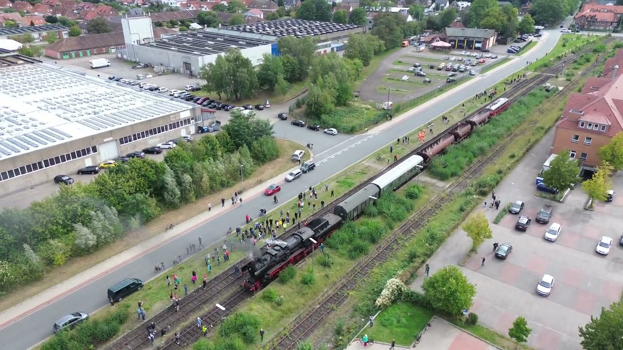 Dampflok ( Baureihe 52) in Sulingen am Bahnhof