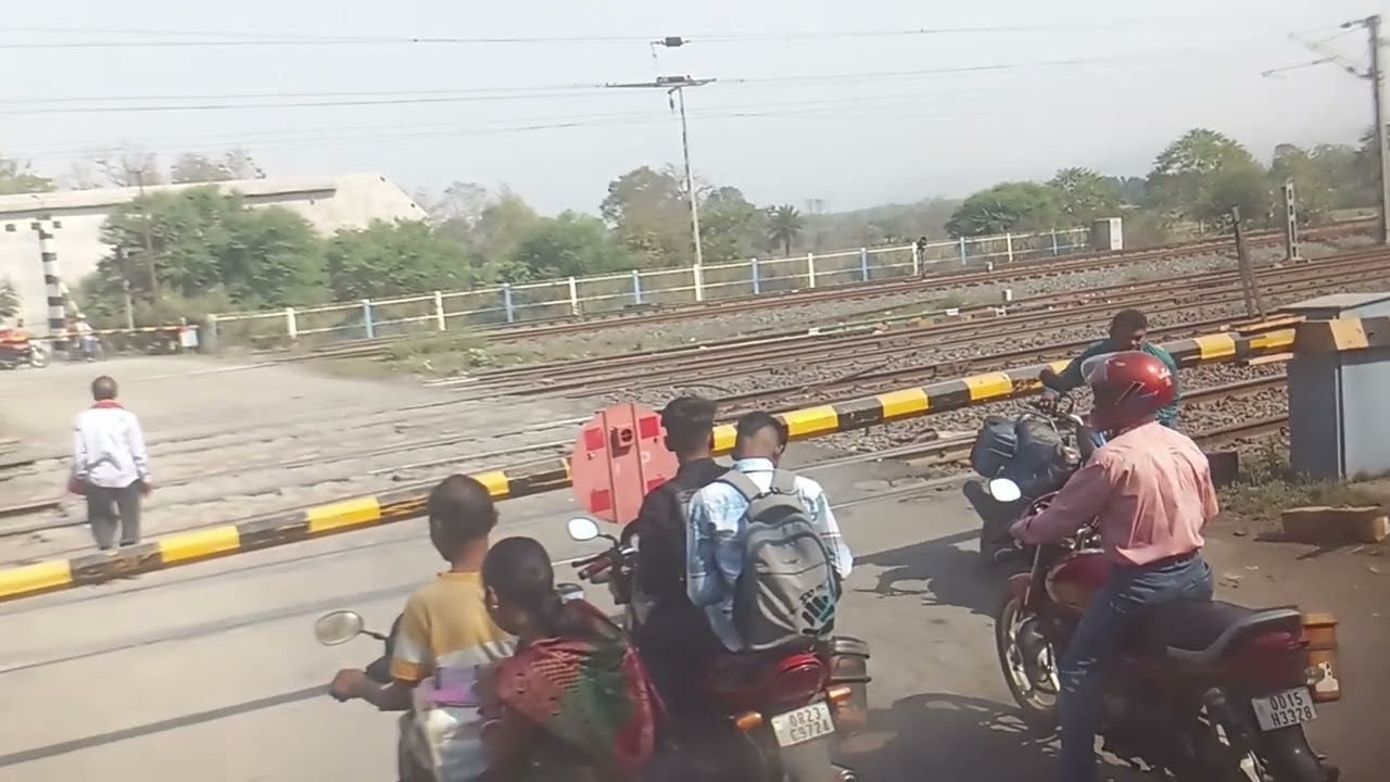 Train fatak me fase h | #train #truckdriver #trending #truckdrivervlog