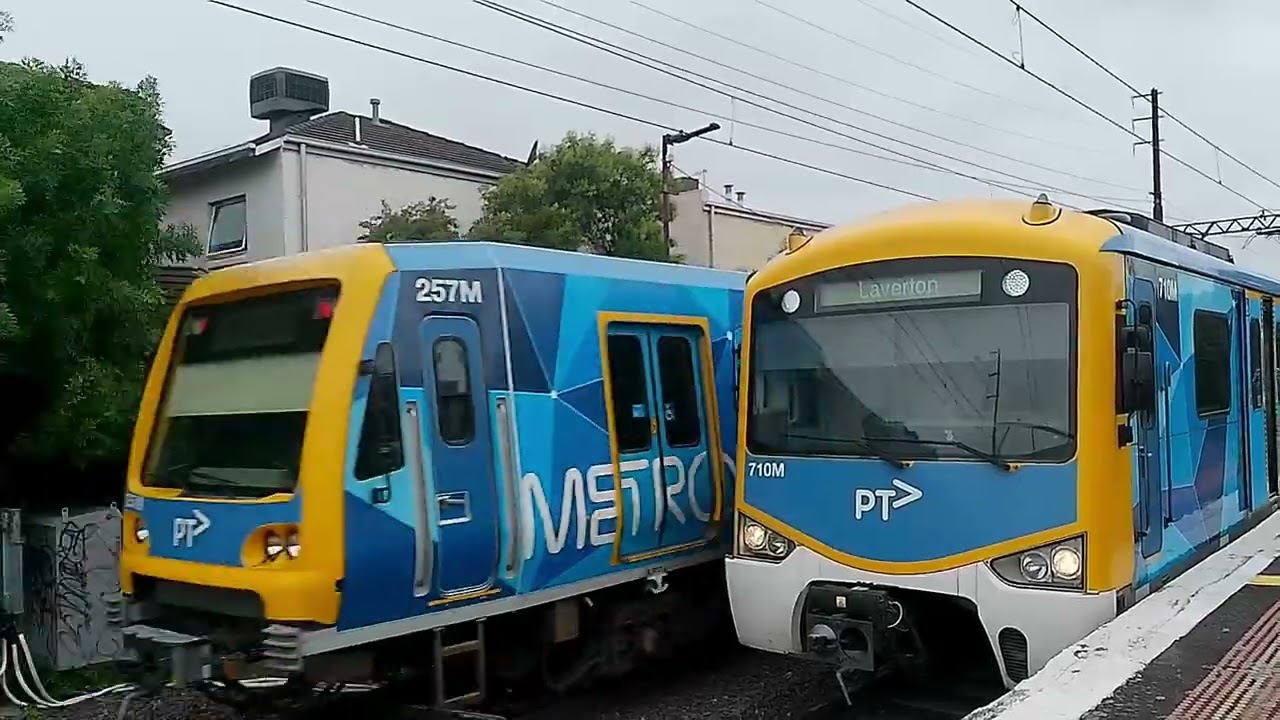 Peak Hour Trains at Highett Station 30/12/2025