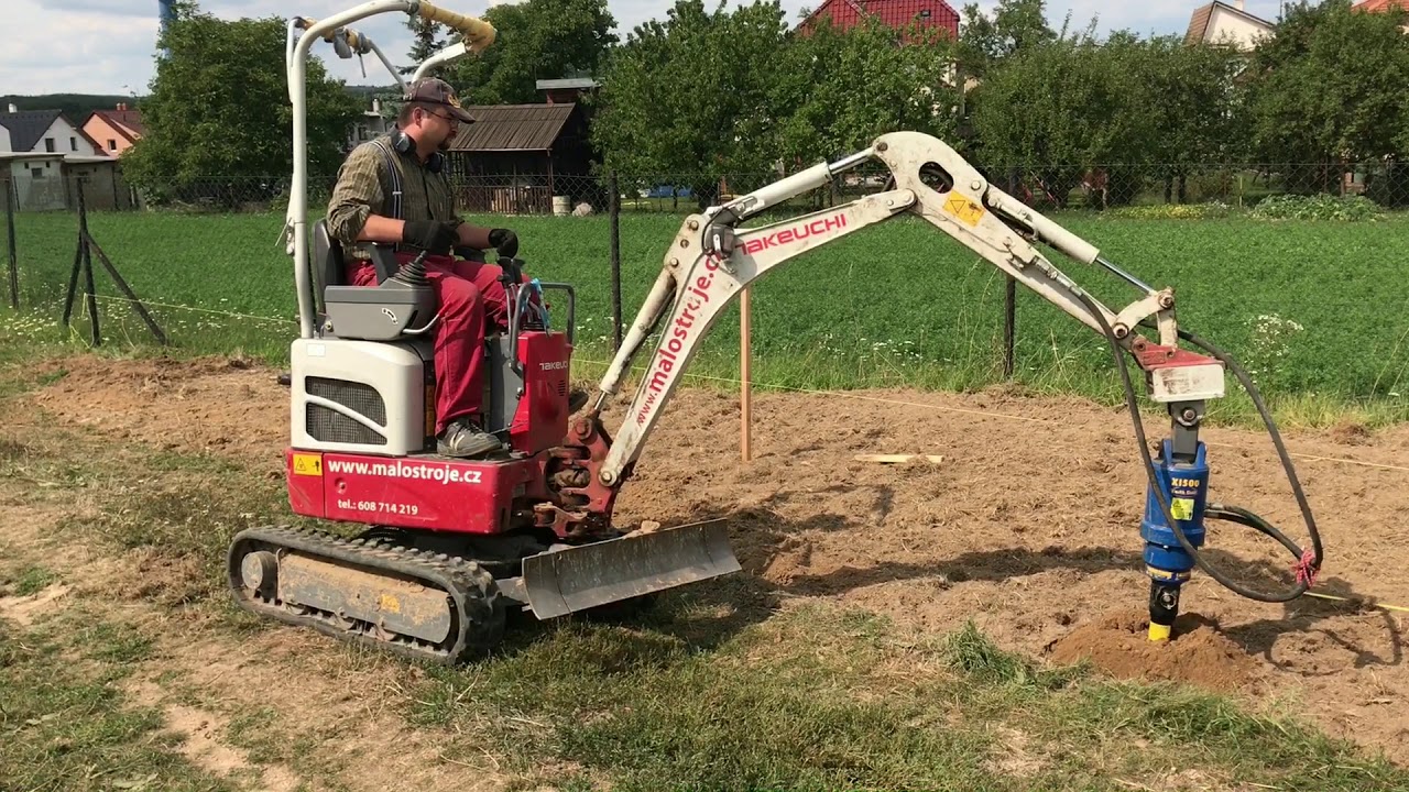 Malostroje.cz | Vrtání děr na plot zemním vrtákem Auger Torque X-1500