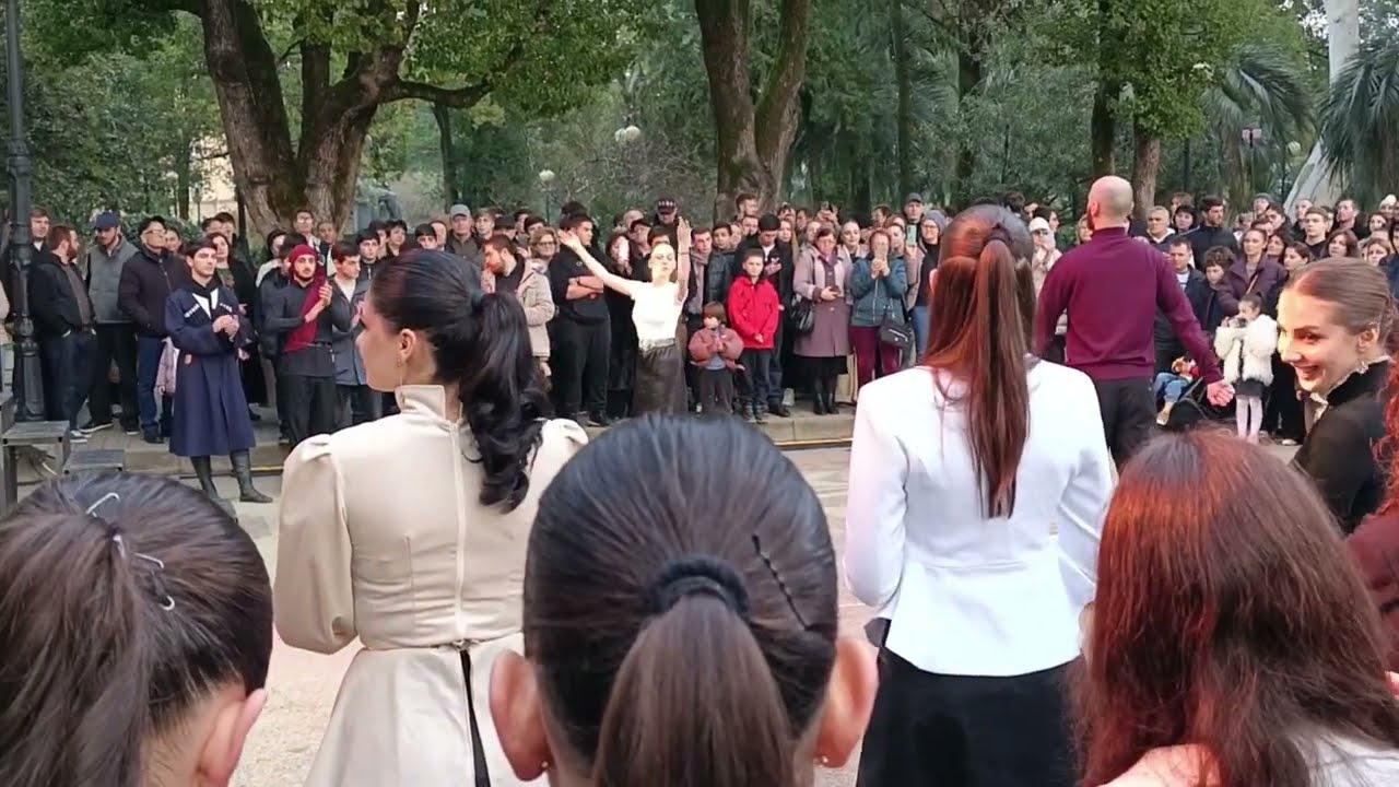  😶‍🌫️/ASÍ FESTEJAN AQUÍ 😳LA VIDA EN ABJASIA