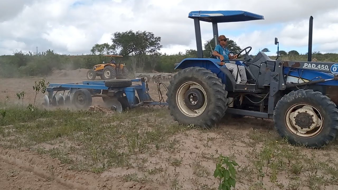 trator valtra e New Holland cortando terra no muquêm em araruna pb