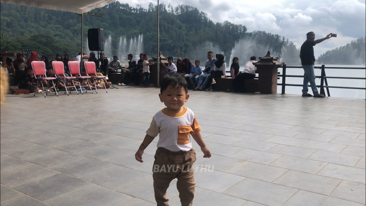 TAHUN BARU SHENA NONTON REOG