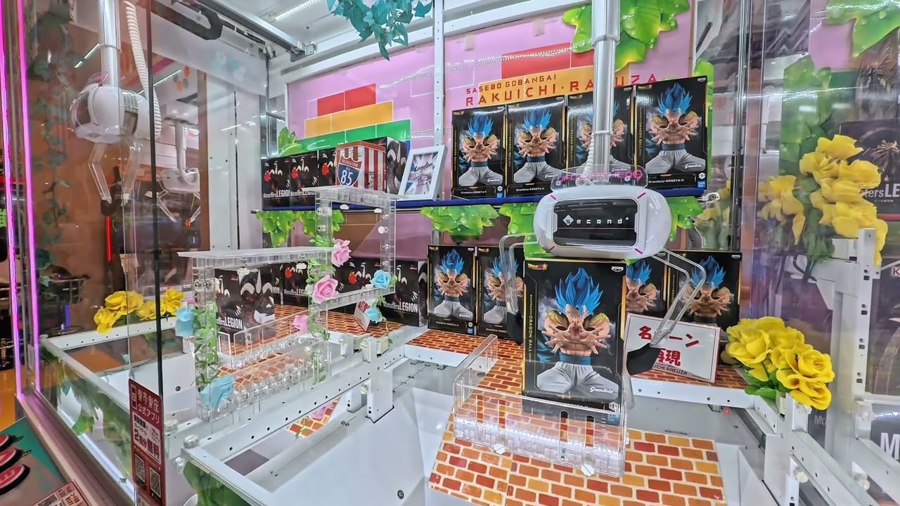 Playing a quick crane game at Sasebo Gobangai's Rakuichi Rakuza 
