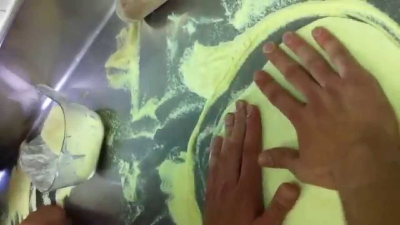 Cómo estirar la masa de pizza a la italiana  (sin rodillo)