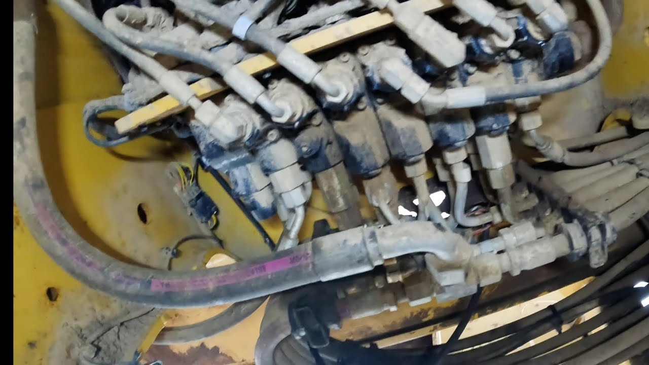 Инспекция собственного экскаватора погрузчика Caterpillar 432F