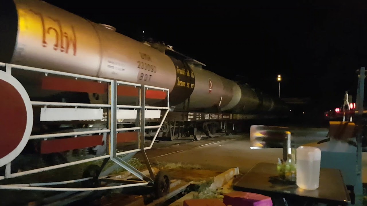 ขบวนรถไฟบรรทุกน้ำมัน เข้าสถานีรถไฟพิษณุโลก