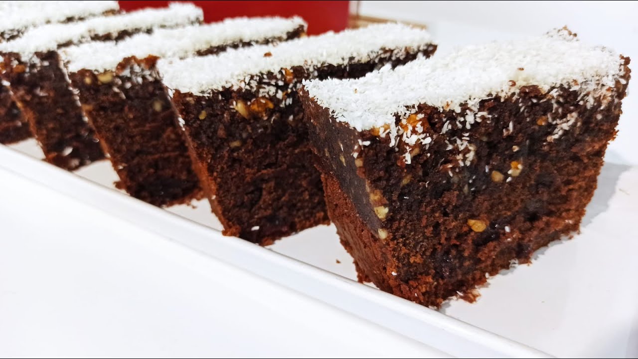 Фирменный пирог брауни - с джемом, грецким орехом и шоколадом.