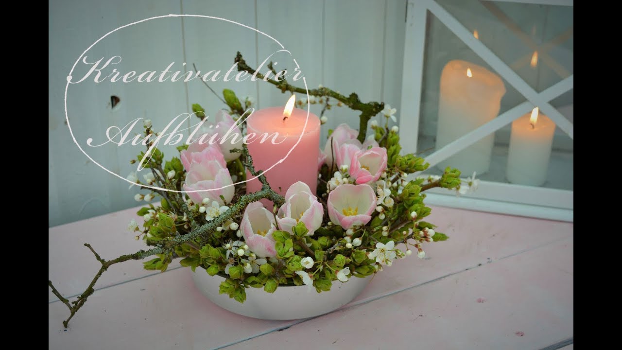 DIY-Dekoidee Frühling/Ostern: Blühende Zweige und Tulpen in Kuchenform