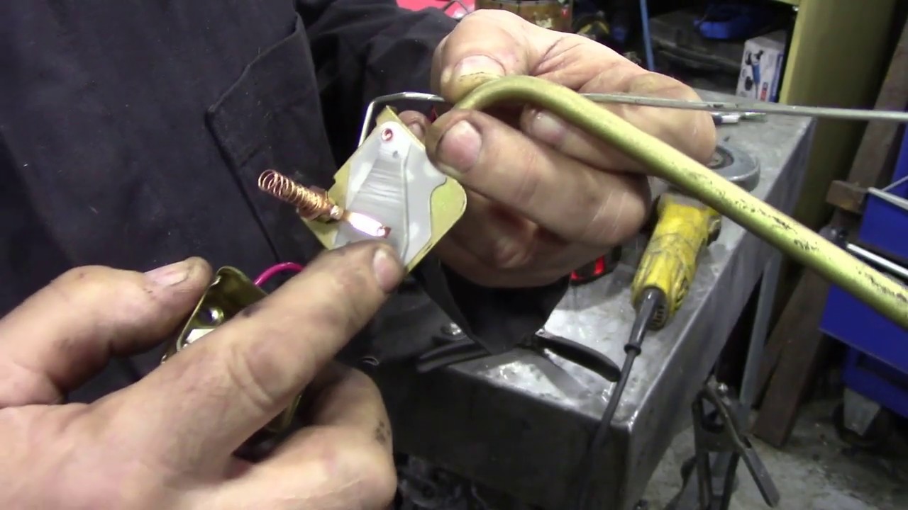 Defender fuel tank sender. What is inside the contact box?