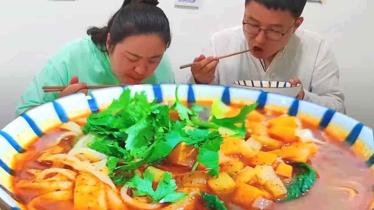 丹丹做陕西美食酸汤面，面质劲道口感丝滑，亮亮一句话把老婆逗笑了！【胖手手丹丹】