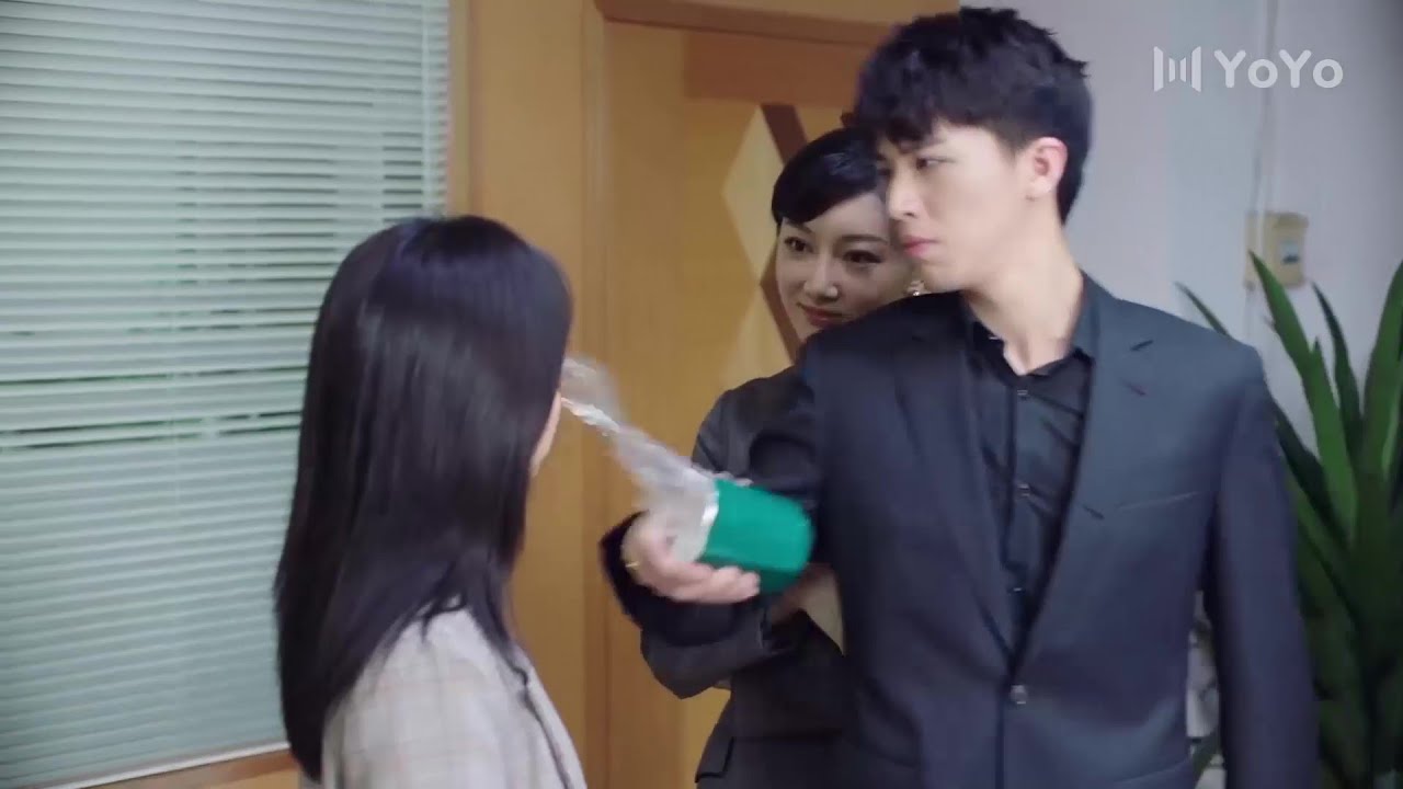 Он плеснул водой в лицо своей девушке ради богатой женщины