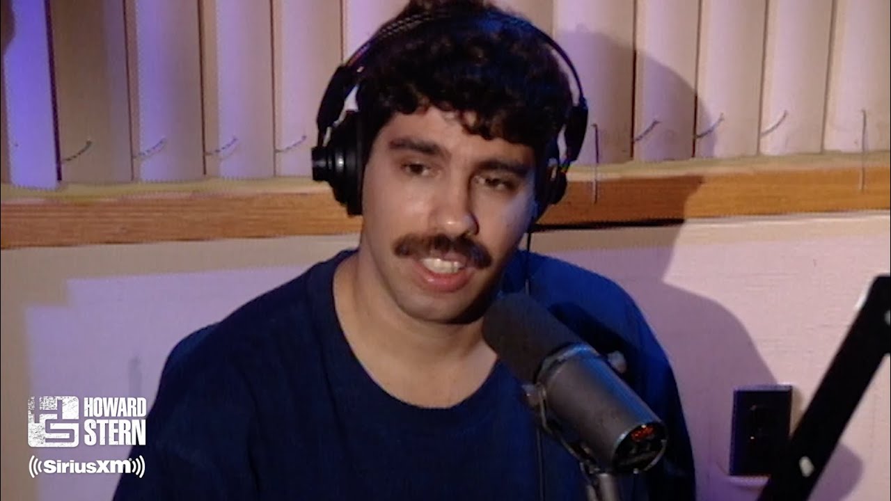 Гэри Делл&rsquo;Абате носит шорты и футболку на работу (1994)