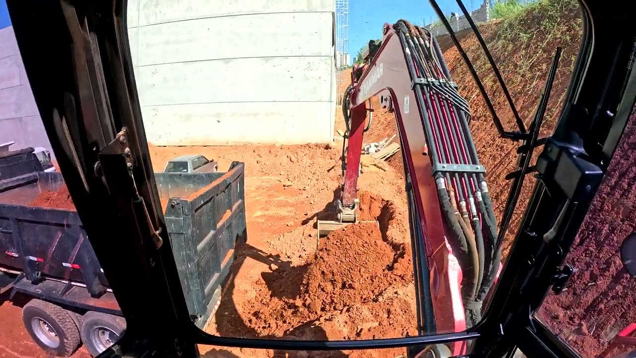 MINI ESCAVADEIRA YANMAR VIO 80 CARREGANDO CAMINHÃO 