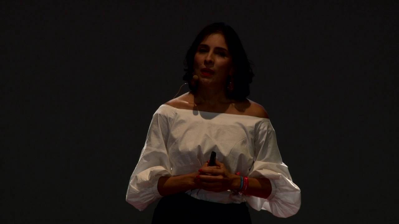 Poniéndole el pecho al cáncer | Lina Hinestroza | TEDxLasAguas