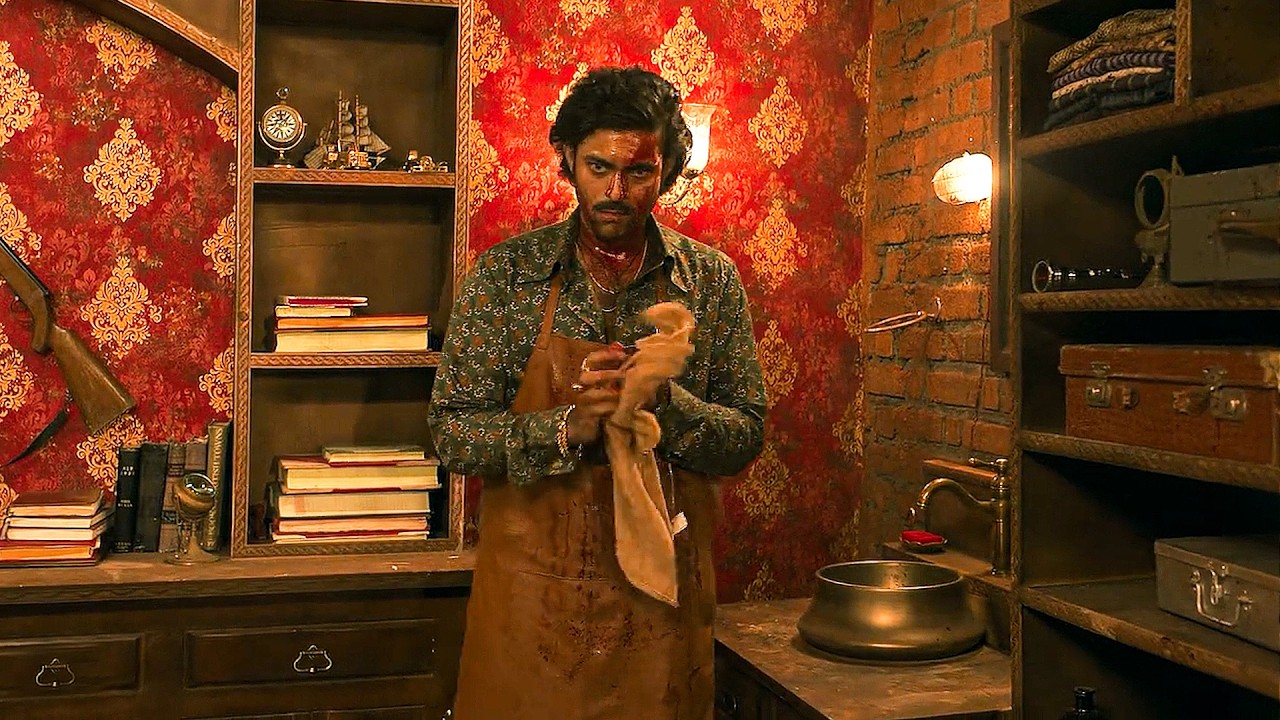 كان فقير والعصابه اعتـدت علي امـه ولما كبر وبقي غني قتلوها هيا ومراته فتحول لسفاح مبيرحمش كبير وصغير