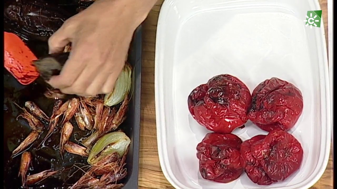 Cómetelo | Merluza rebozada con asadillos de pimientos y gambas.