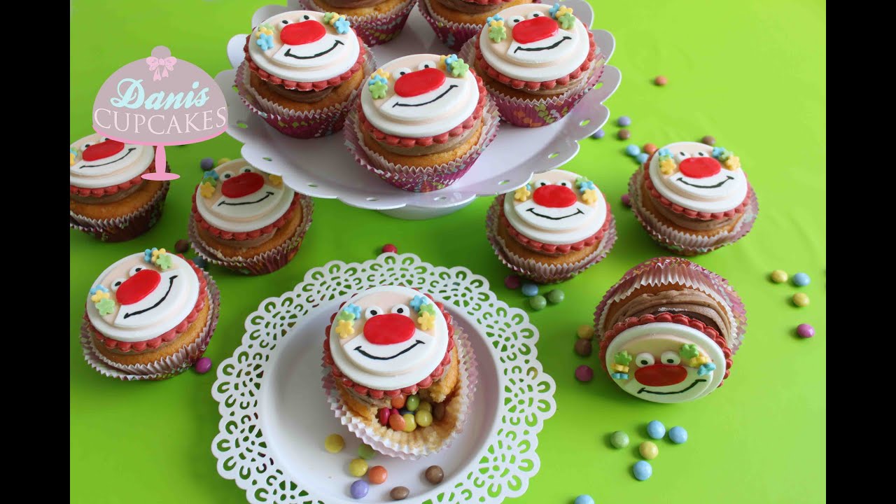Clown Cupcakes für Karneval mit Haselnusscreme und Smarties Füllung | Danis Cupcakes