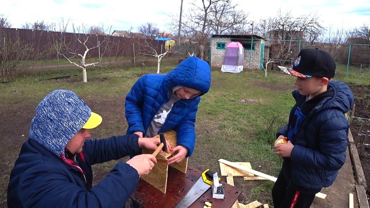 Купил пацанам подарки... Затягиваем теплиц - Работаем всей семьёй