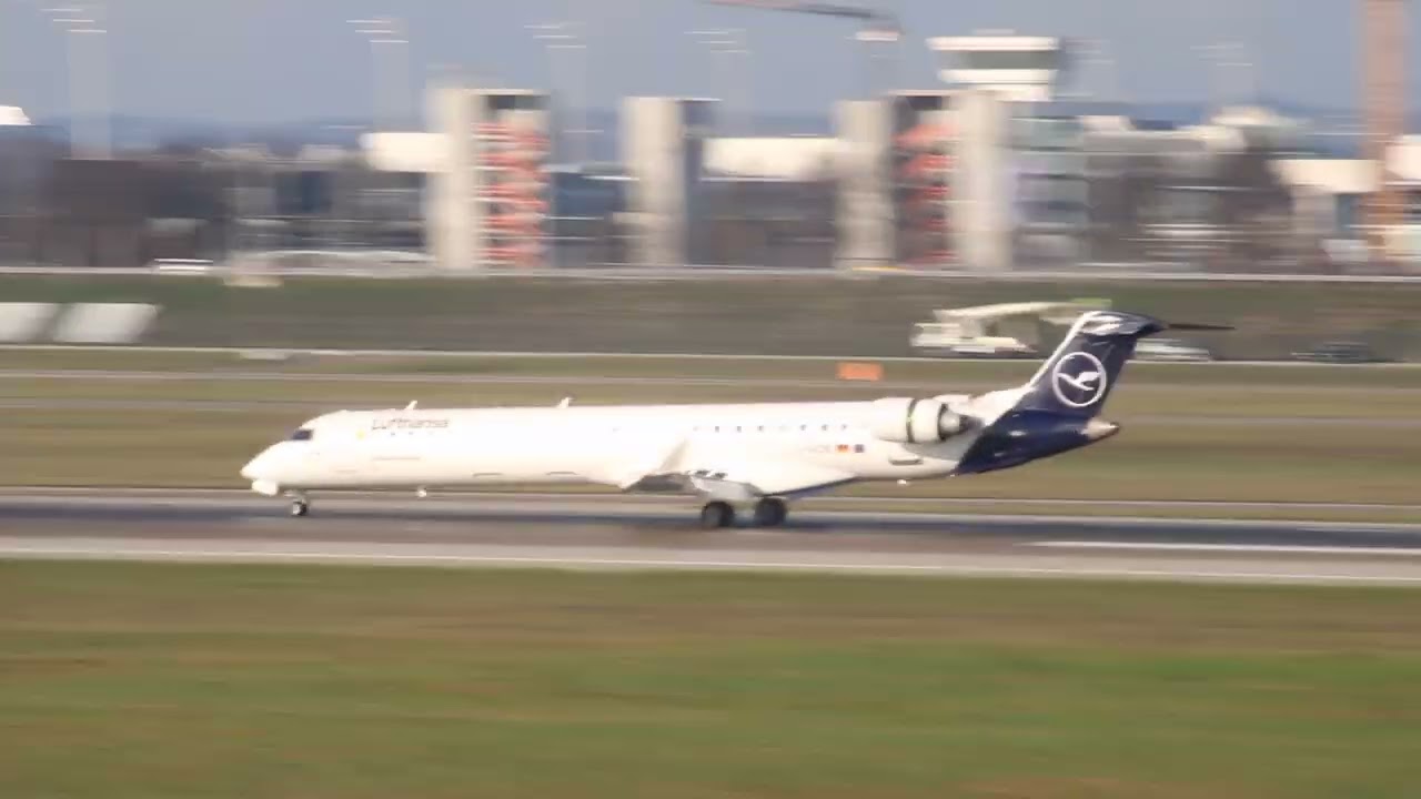 Landung einer Mitsubishi CRJ-900LR von Lufthansa auf der Landebahn 26L am Flughafen M&uuml;nchen