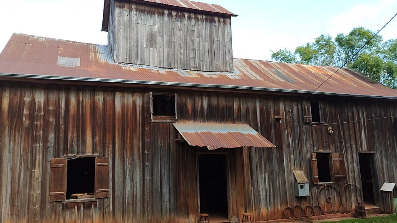 Antigo moinho colonial de quase 100 anos movido a água e turbina no interior do RS