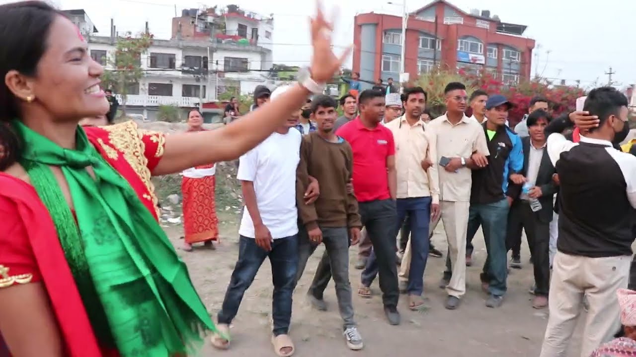 १६ बर्षका राम बहादुर र २६ बर्षकि यमुनाको घम्सा घम्सि देउडा खेल । काठमाण्डौंको तिनकुनेमा ! deuda khel