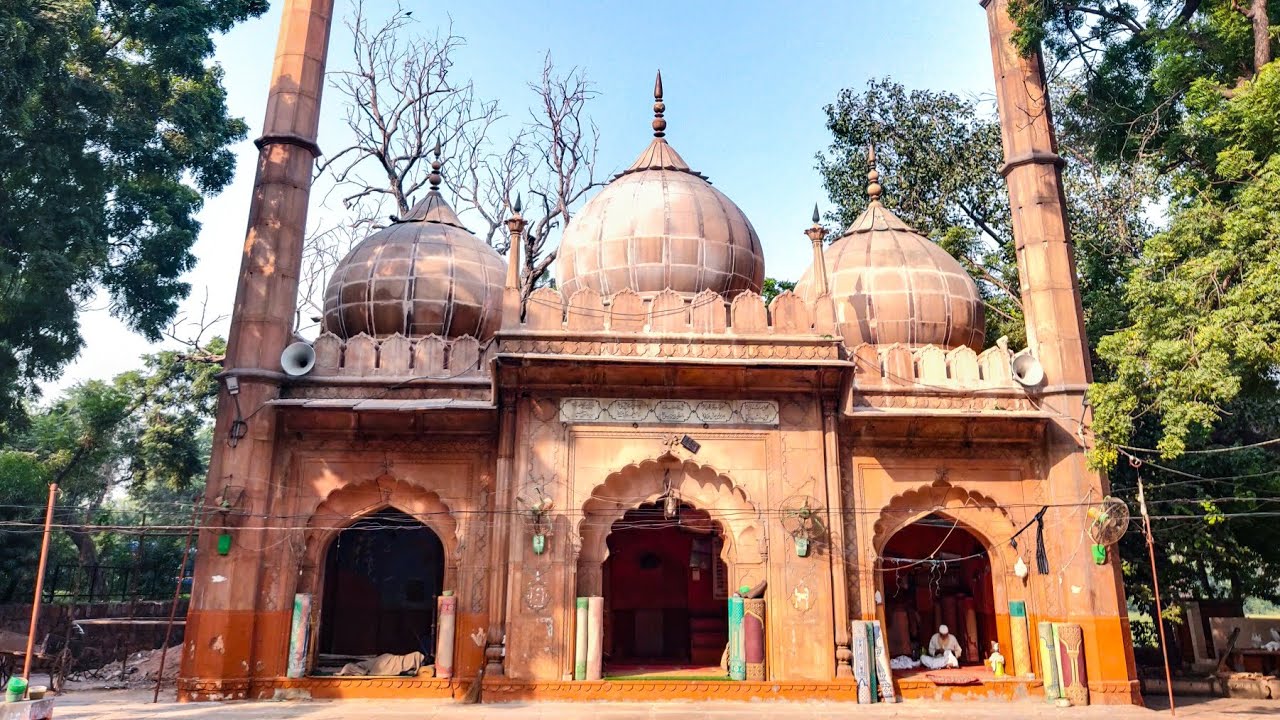 Sunehri masjid, सुनहरी मस्जिद, golden mosque near Red fort (Lal Qila) Old Delhi. India.