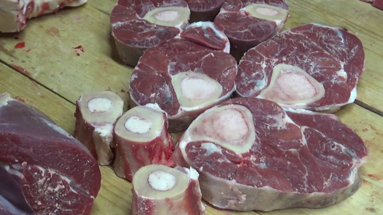 Обвалка туши бычка, предпродажная распиловка ленточной пилой на куски.