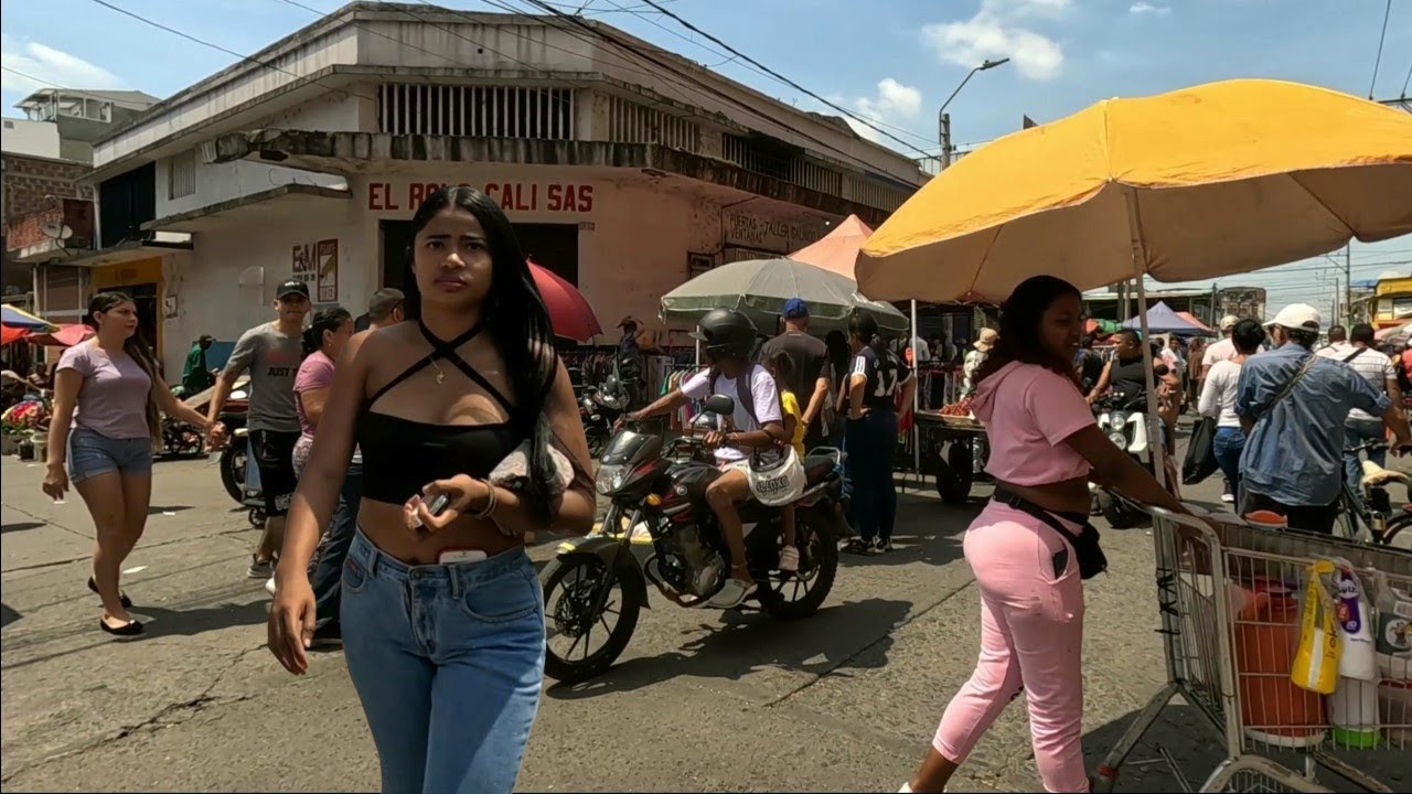 co Exploring Barrio Sucre | CALI, COLOMBIA