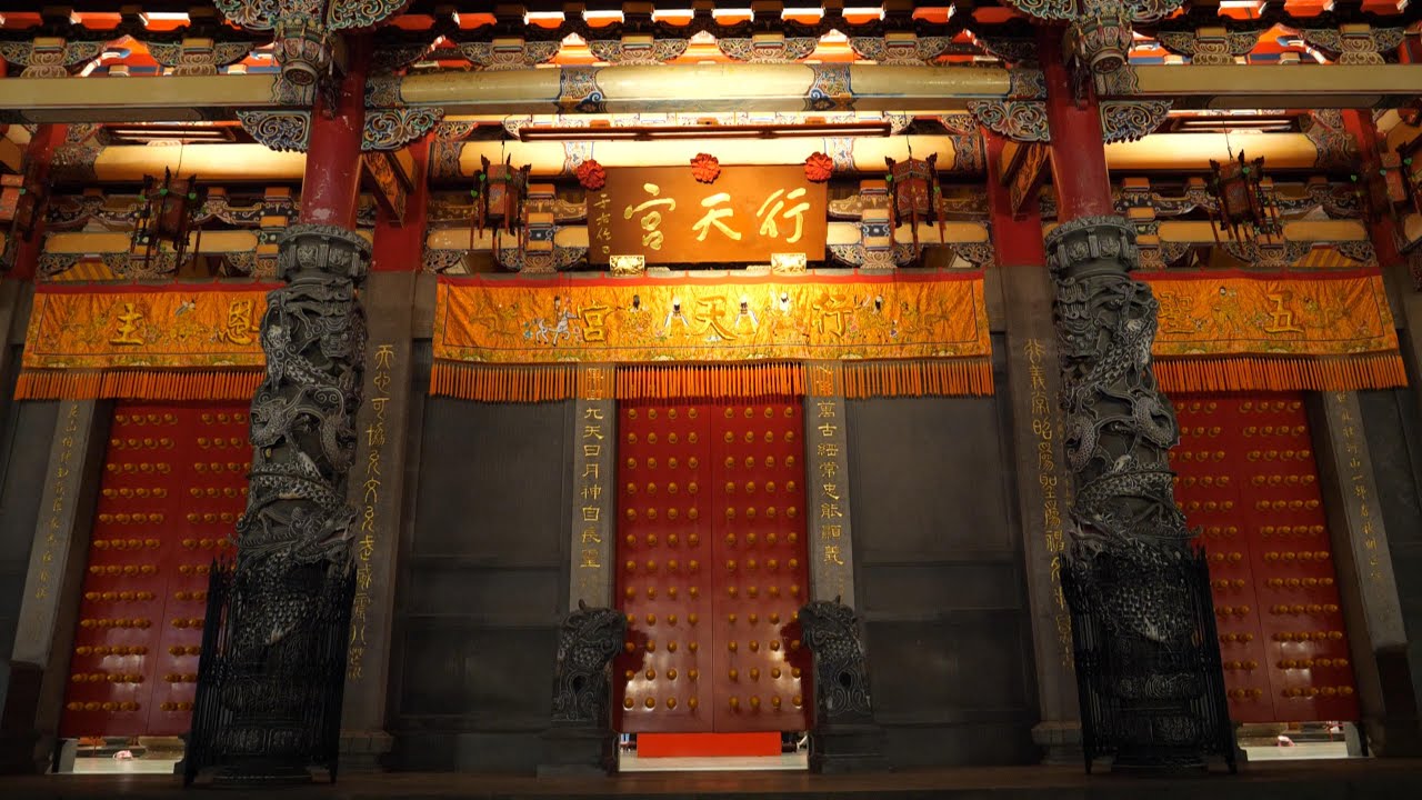 台北行天宮(恩主公廟) - 闔家平安。老台北人年夜飯後的心靈慰藉。2022-01-31除夕夜。LUMIX G9, 12-60/F2.8-4