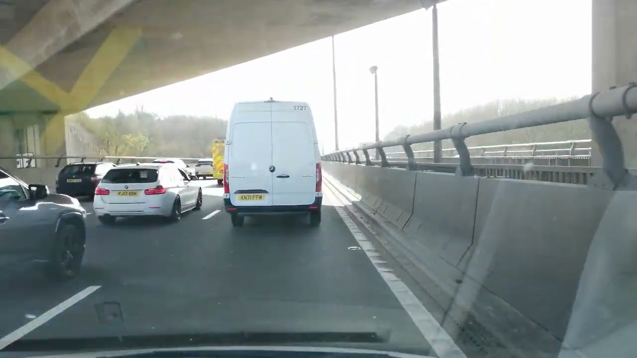 accident on the m1 to London in the UK 🇬🇧