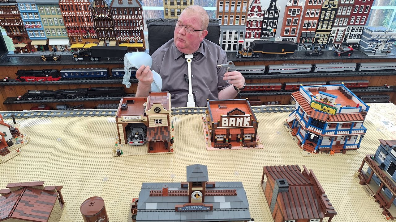 Modellausstellung. Probeaufbau der BlueBrixx Westernstadt und Reinigung von Klemmbausteinen.